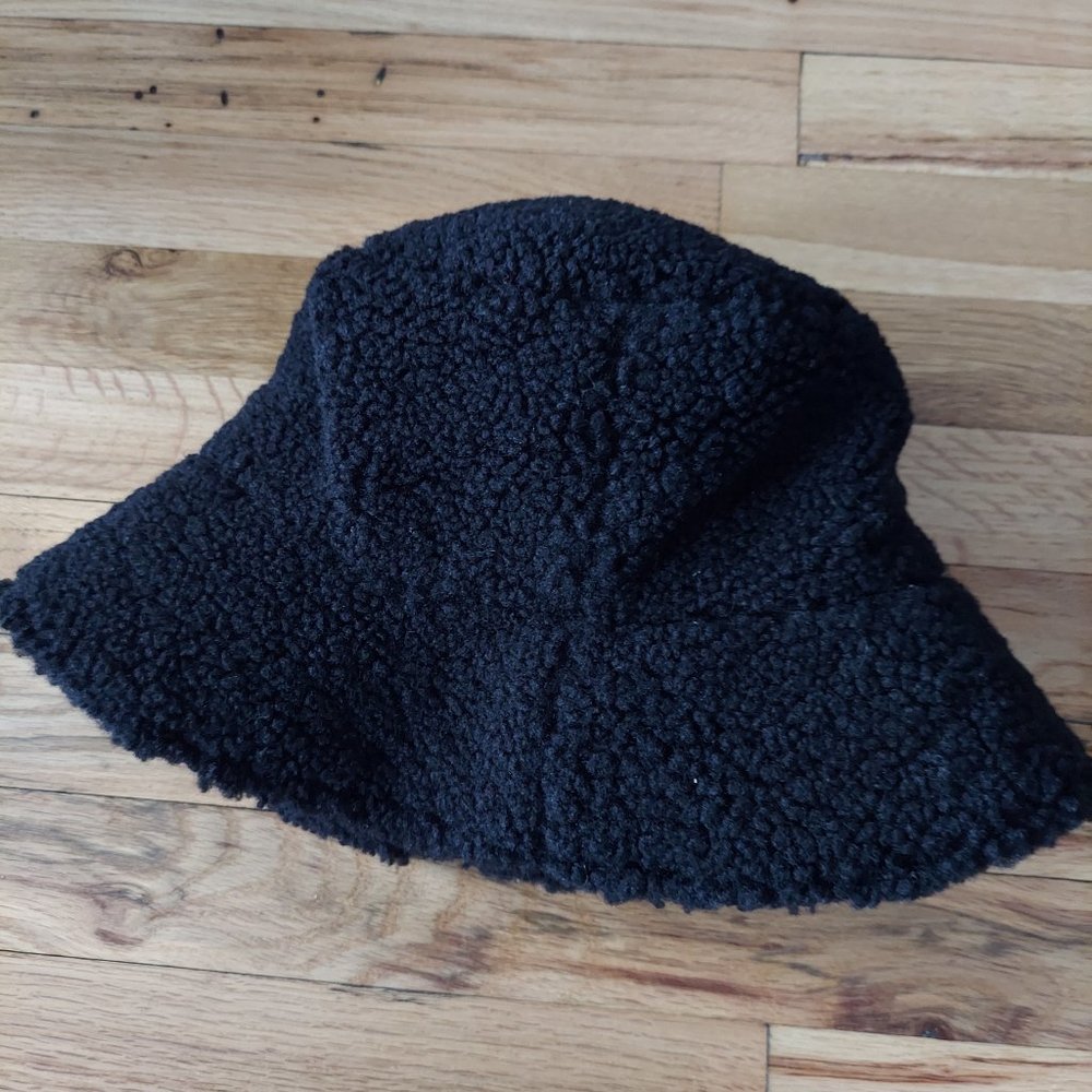Lack of color black teddy bucket hat